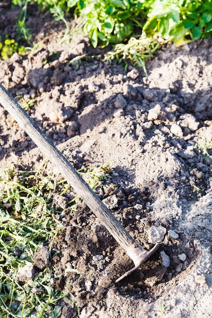 Graven van tuinbed met hakselaar