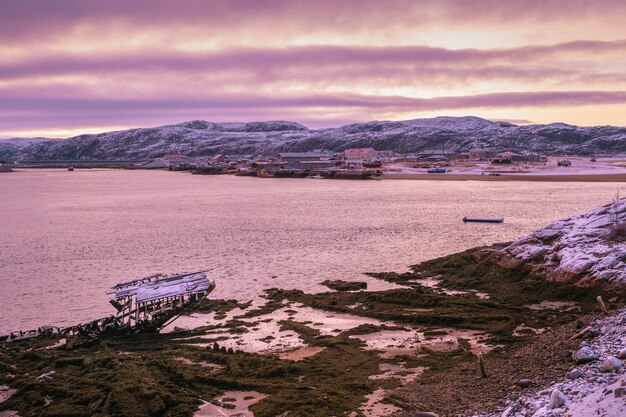 배의 묘지, Barents 바다, 콜라 반도, Teriberka, 러시아의 해안에있는 오래된 어촌 마을.