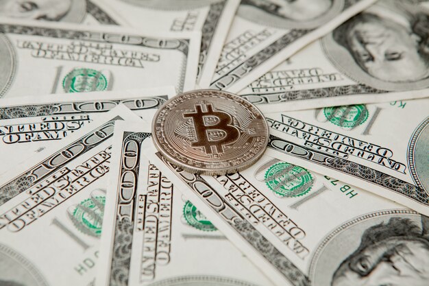 Gray Bitcoin op Amerikaanse dollarbiljetten. Elektronisch geld wisselen concept
