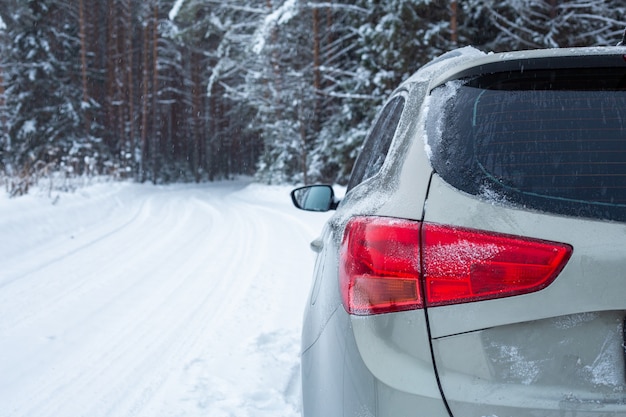 Photo gray car on winter road