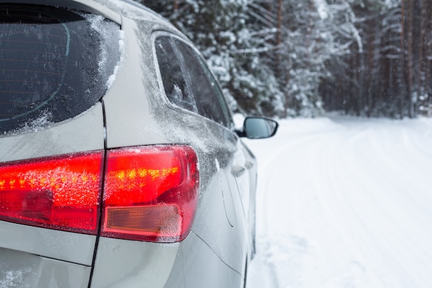 Automobile grigia sulla strada invernale