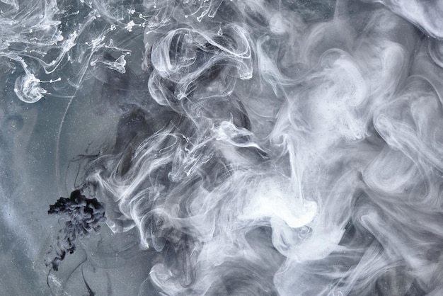灰色のタバコの渦巻くタバコの煙の抽象的な背景、スモッグの概念、大気汚染、禁煙