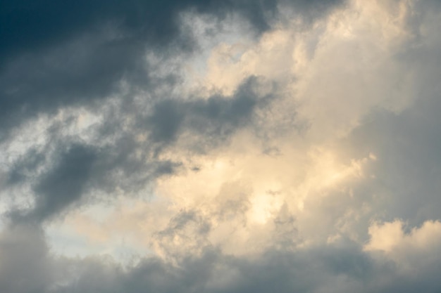 夕日に照らされた灰色の雲雨上がりの空