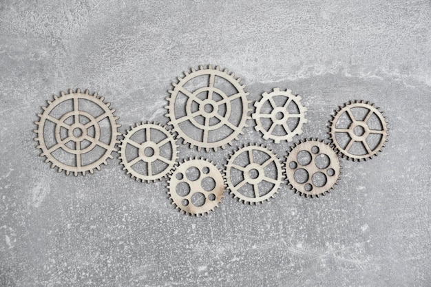 Photo gray concrete background with gears and copy space