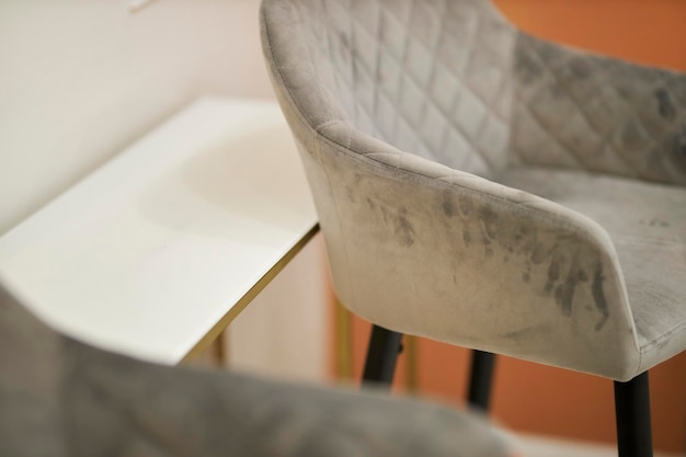 사진 내부의 검은색 다리에 있는 회색 패브릭 안락의자. 레이 패브릭 바 체어, 소프트, 덮개를 씌운 의자