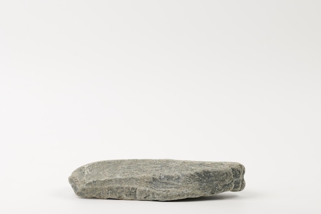 灰色の平らな質感の石の基盤を白い背景のテンプレートでモックアップバナーに最小限のコンセプトの空のポディウムディスプレイ製品プレゼンテーションのシーン