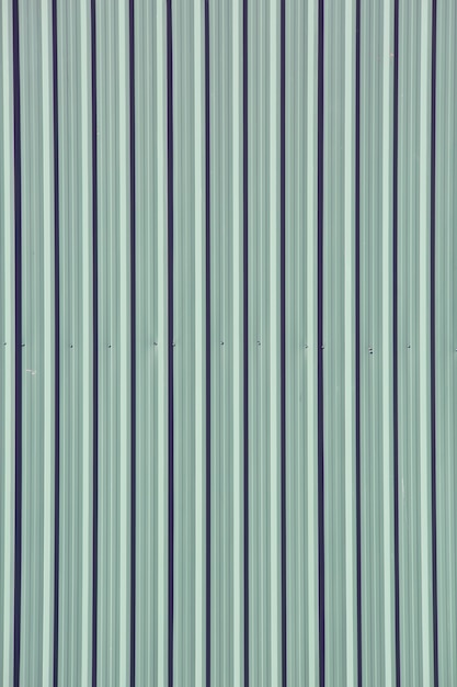 Foto gray green gegalvaniseerde staalplaat als omheiningsmuur, naadloze abstracte achtergrond met verticale lijnen