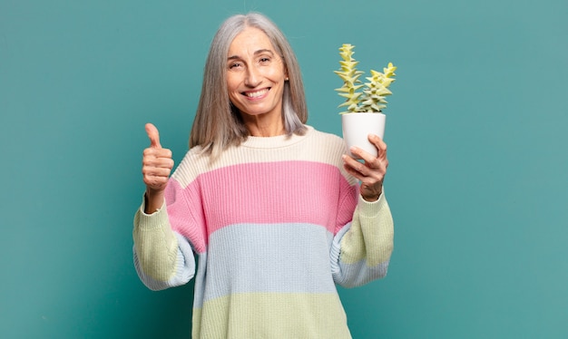 Bella donna dai capelli grigi con un cactus