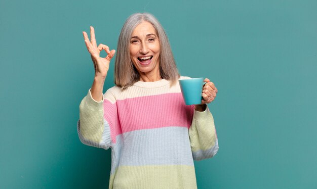 コーヒーやお茶と白髪のきれいな女性