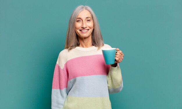 コーヒーやお茶と白髪のきれいな女性