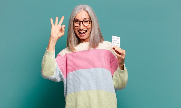 病気の丸薬と白髪のきれいな女性