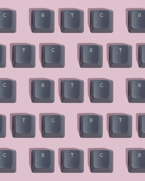 Foto tasti della tastiera grigi su sfondo rosa modello con la parola btc