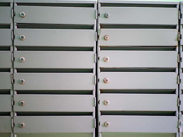 Серые металлические почтовые ящики висят на стене Элемент дизайна
