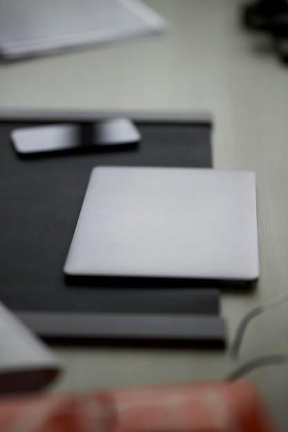 사진 회색의 현대적인 노트북은 사무실의 탁자 위에 놓여 있습니다. 사무실의 데스크탑에 있는 회색 닫힌 노트북