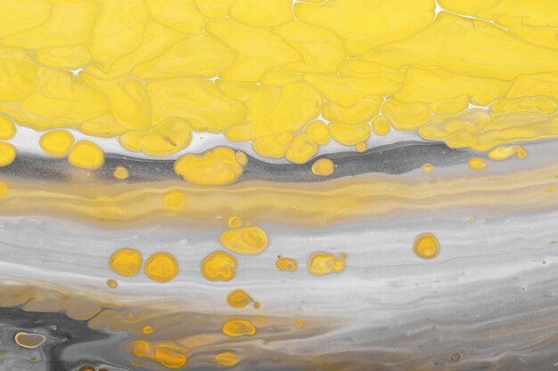 Серая краска Волны с каплями желтых пузырей. Мраморный эффект фона или текстуры. Жидкое искусство. Актуальные цвета 2021 года.