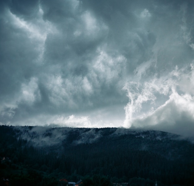 山の上の灰色の雨雲