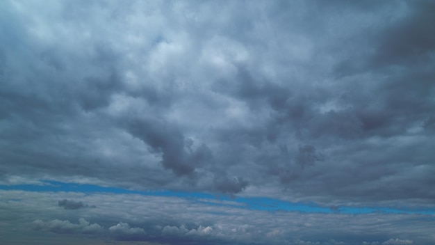 Photo gray rainy clouds float across dark sky tornado clouds natural background rainy sky