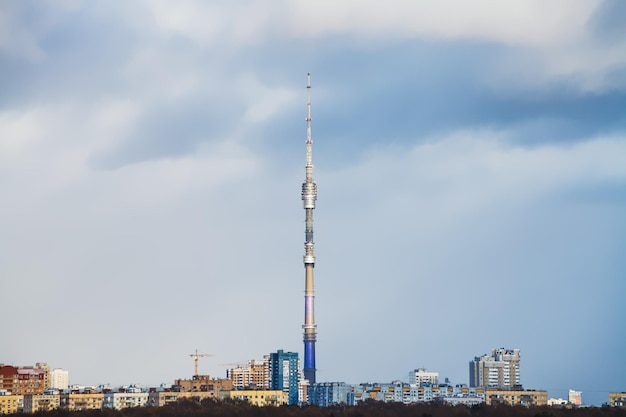 Серое дождливое пасмурное небо над городом