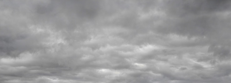 Photo 灰色の空は濃い雲に覆われ、嵐の前の空、秋と冬の空