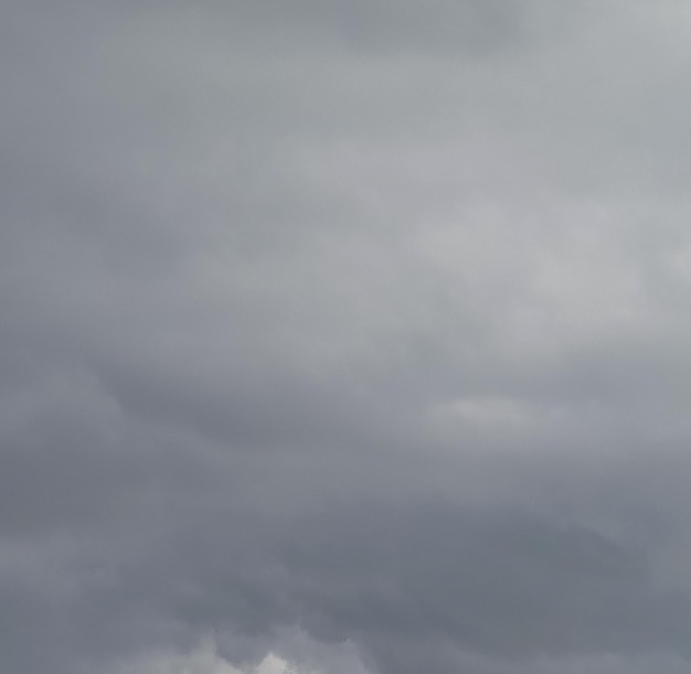 Photo a gray sky with a white cloud in the middle of it