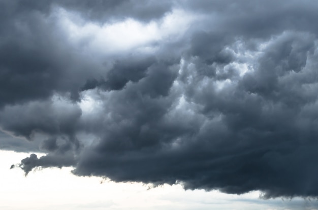 写真 悪天候の灰色の織り目加工の嵐の雲、雷雨の雲の端。