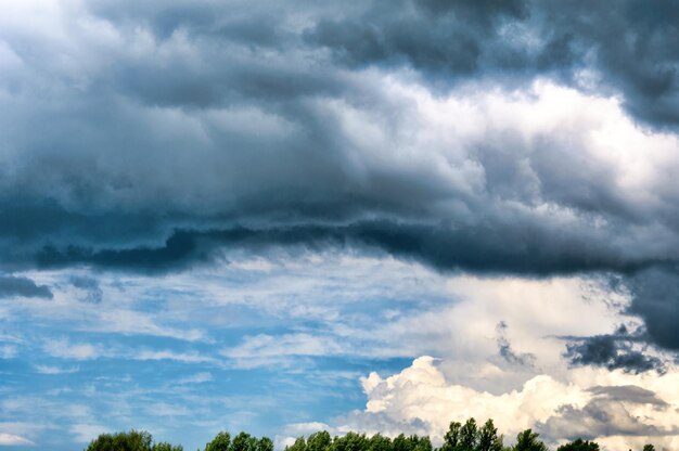 灰色の白い雲 青い空に雷雲の雲 夏の日 美しい自然の背景