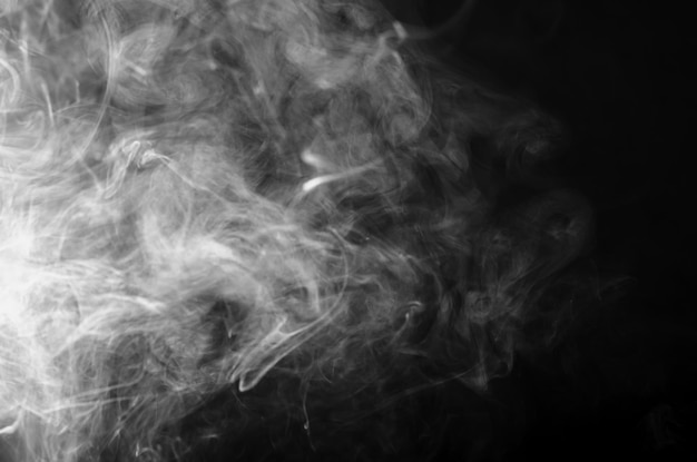Серый белый дым в темноте на черном фоне изолированный паровой дым сухой лед
