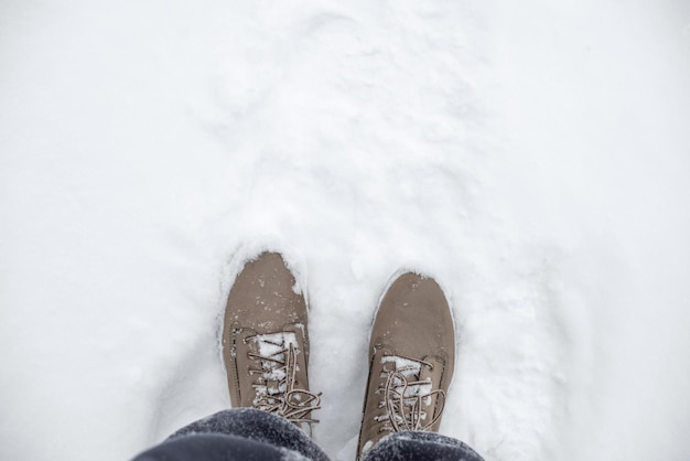 雪の上の灰色の女性のブーツ