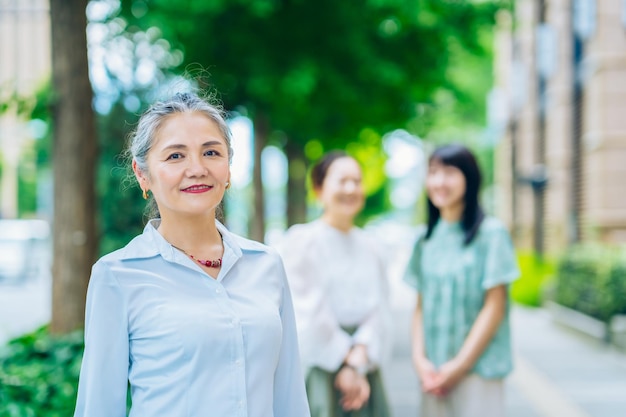 白髪の女性の肖像画屋外