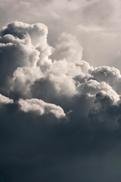 グレースケールの雲の背景