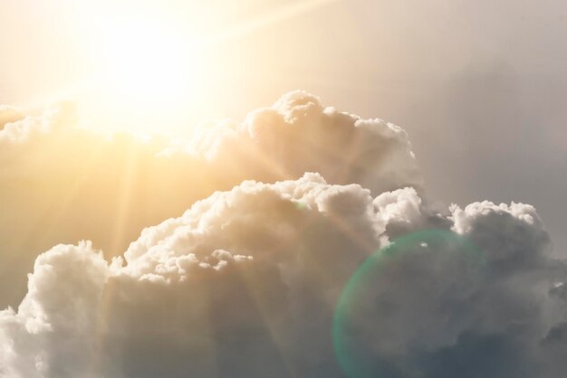 Фото Облака в оттенках серого на фоне солнца