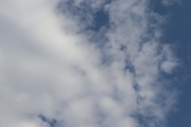 青い空に灰色がかった白いふわふわの雲