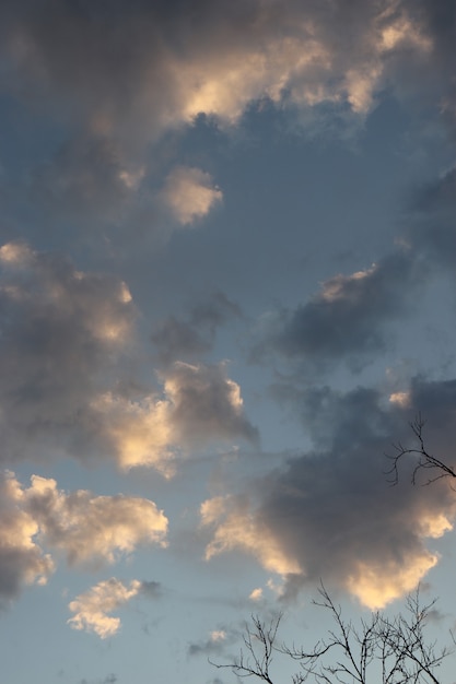 青い空に灰色がかった白いふわふわの雲