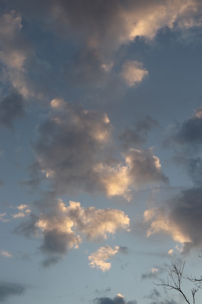 青い空に灰色がかった白いふわふわの雲