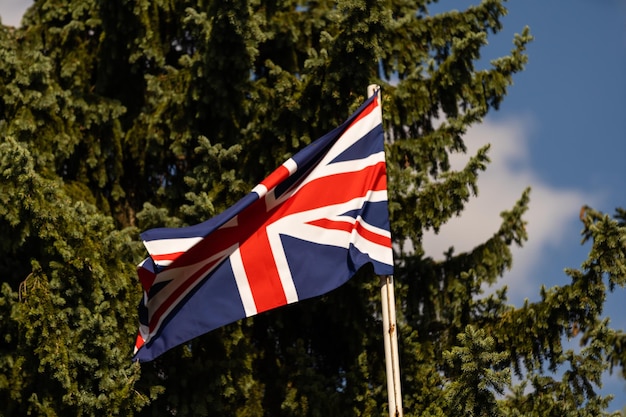 青い空を背景にイギリスの旗
