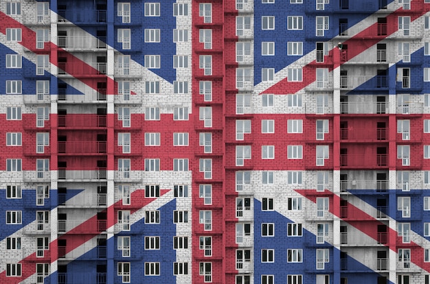 건설중인 multi-storey 거주 건물에 페인트 색깔로 묘사 한 영국 국기.