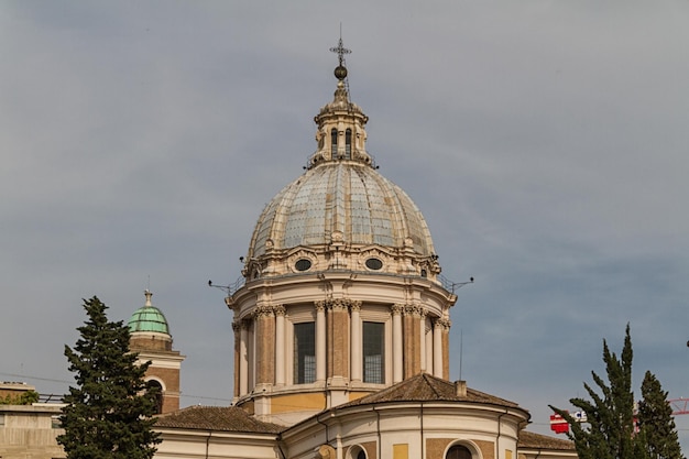 イタリア ローマ の 中央 に ある 大きな 教会