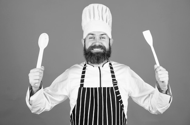 Foto grande giorno cuoco uomo con cappello ricetta di gusto segreta vegetariano cuoco maturo con barba dieta e cibo biologico vitamina cucina di cibo sano uomo barbuto cucina in cucina culinaria