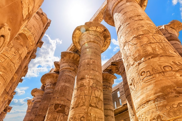 고대 조각이 있는 Great Hypostyle Hall 기둥 Karnak Temple Luxor Egypt