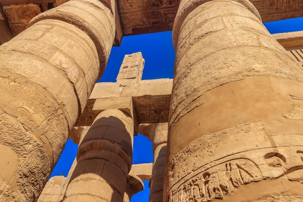 Grande sala ipostila nel complesso del tempio di karnak a luxor in egitto