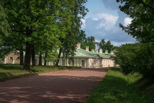 여름날 로모노소프 상트페테르부르크 러시아의 오라니엔바움 공원 앙상블에 있는 위대한 멘시코프 궁전