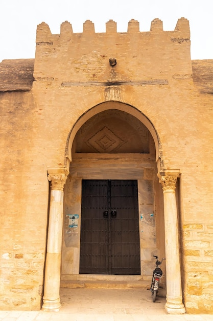 La grande moschea di kairouan un venerato sito religioso in tunisia