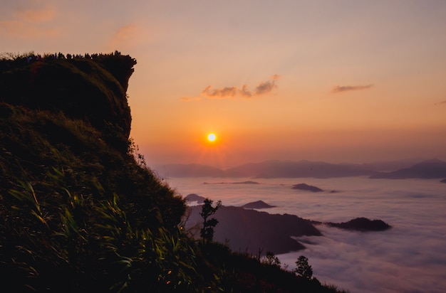 写真 日の出と霧の素晴らしい山