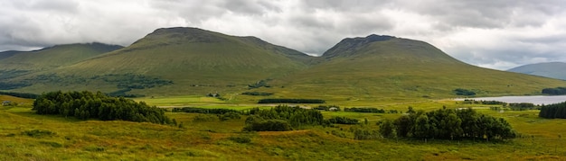 스코틀랜드 글렌코 밸리(Glencoe Valley Scotland)의 호수와 산악 및 녹색 풍경의 멋진 파노라마