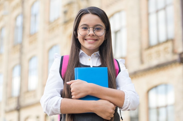 教育に最適な場所幸せな子供が学校に戻る正式な教育プライベートティーチングプライベートレッスン9月1日スタートアップ知識の日教育を通じてスキルを開発する