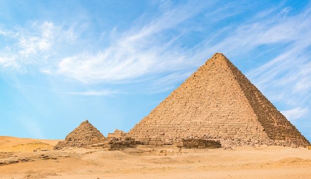 Grande piramide di menkaur nel deserto di giza, egitto