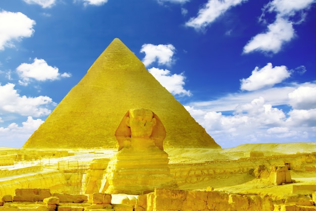 ギザとスフィンクスにあるファラオクフの大ピラミッド。エジプト。