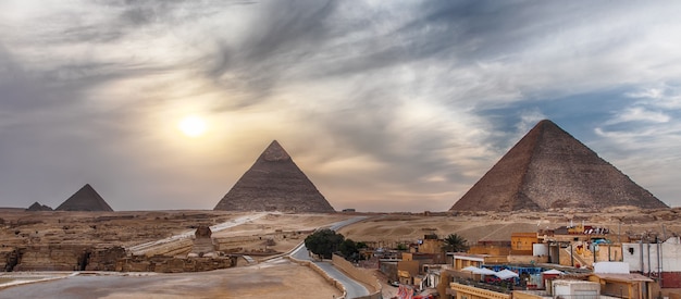 Le grandi piramidi di giza, vista panoramica dalla città.