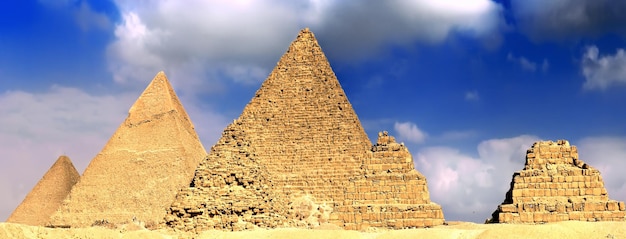 Photo great pyramids, located in giza, the pyramid of pharaoh khufu, khafre and menkaure. egypt. panorama