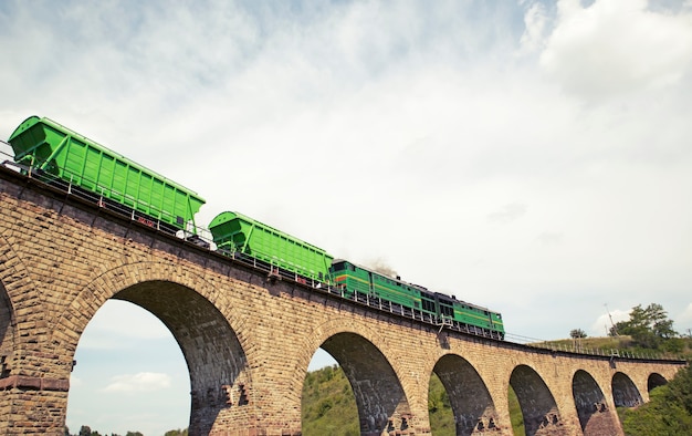 レンガで作られた素晴らしい鉄道高架橋とそれによって動く列車